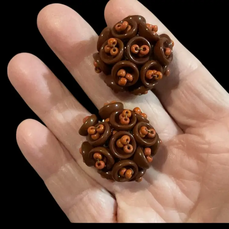 Vintage Miriam Haskel Brownish Orange Glass Beaded Cluster Screw Back Earrings. Just Gorgeous !!!! Great To Add To Your Miriam Haskell Collection !!