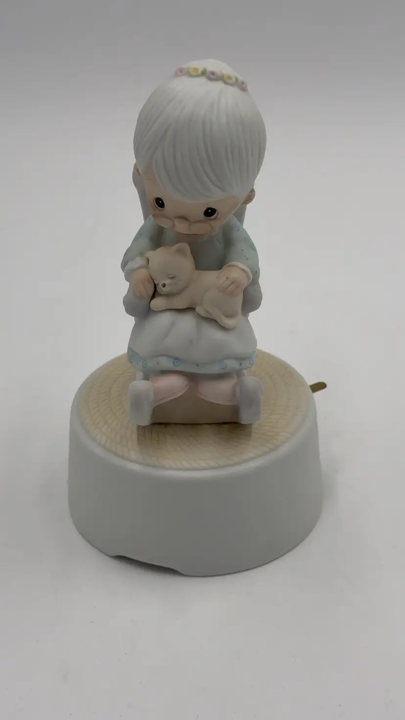 Precious Moments Jonathan & David Porcelain Musical Figurine Purr-Fect Grandma Always In My Heart E-7184