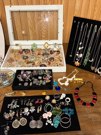 Christmas Eve Jewelry Blowout $3 And $5 Starts