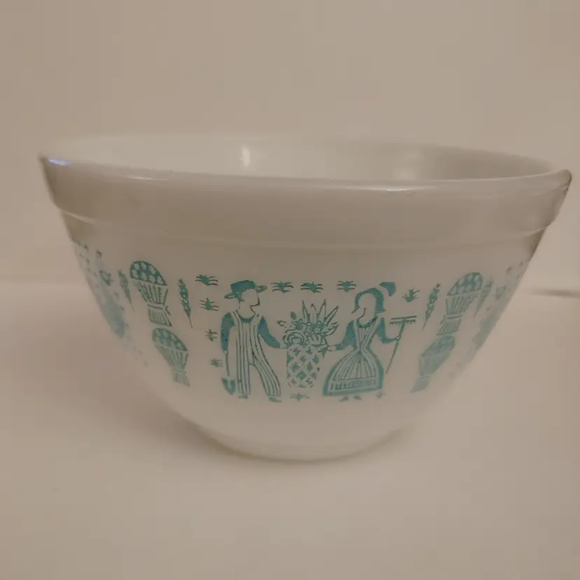 Pyrex bowl. Pattern Amish Butterprint. 1957-68. 7L. 6 x 3.5 inches.
