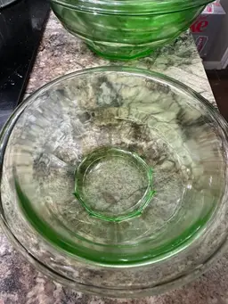 Hazel Atlas 5 piece uranium mix bowl