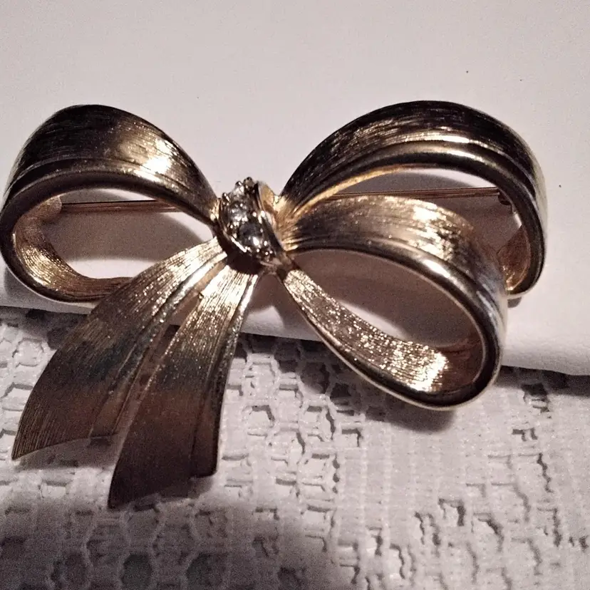 Avon Gold Toned Vintage Bow Rhinestone Brooch/Pin