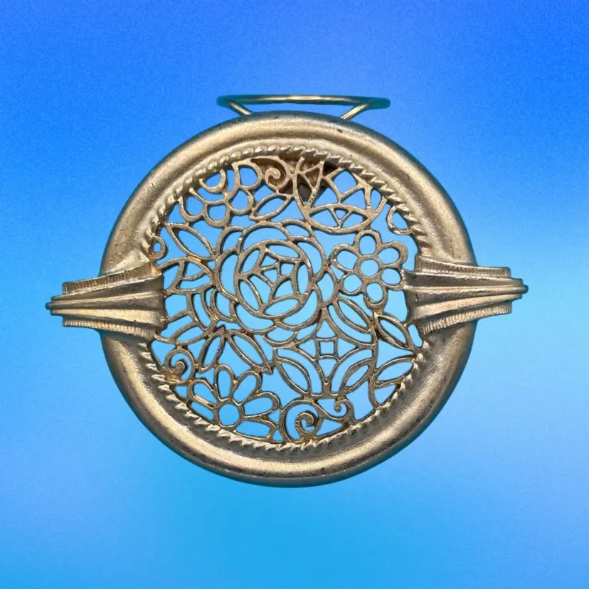 Vintage Gold-Tone Floral Filigree Scarf Clip – Mid-Century Accessory