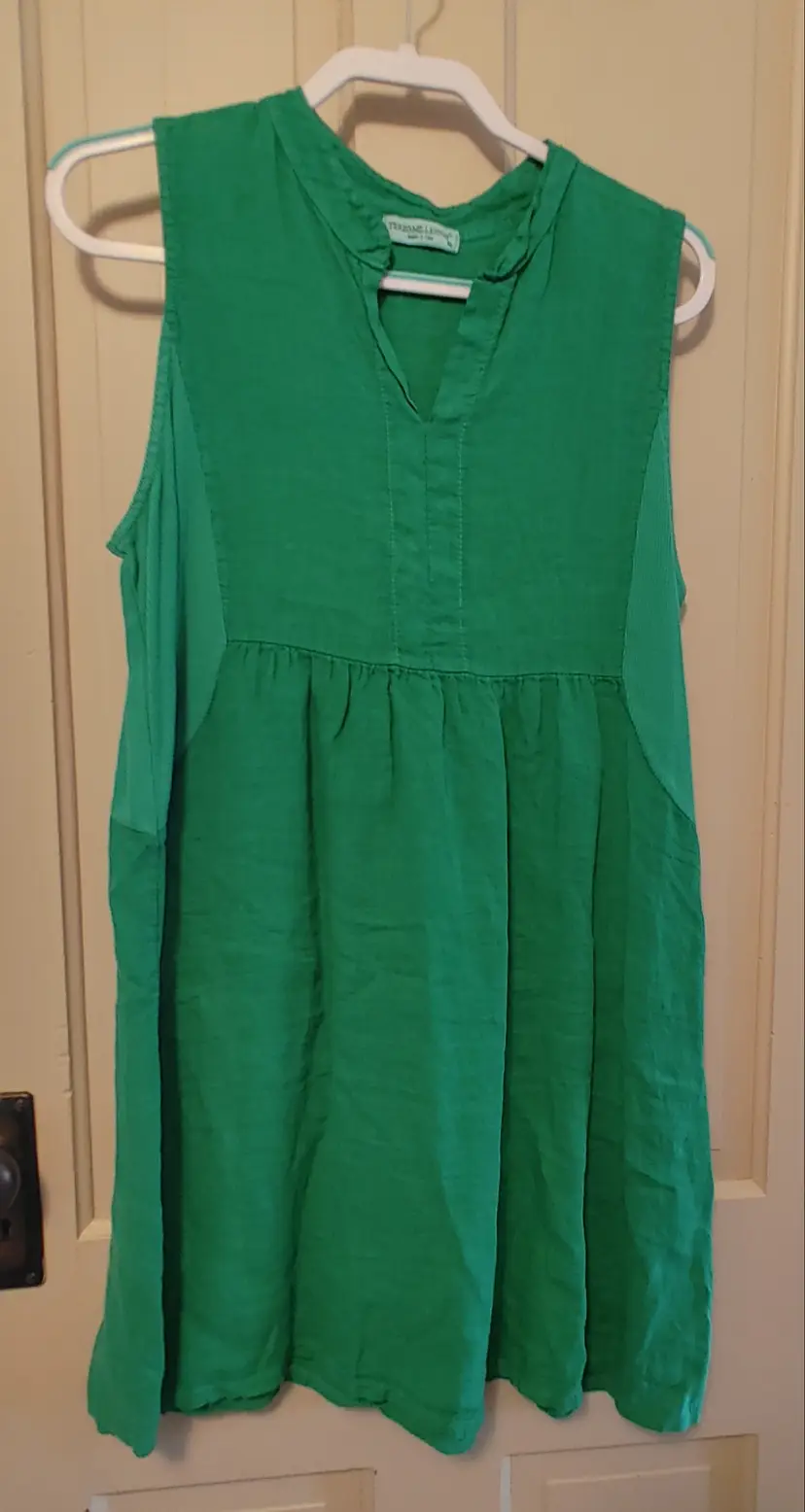 Dress- Brand: Terzo Millennio. Made in Italy. Size XL. Green dress. Material: 100% linen. No callouts.