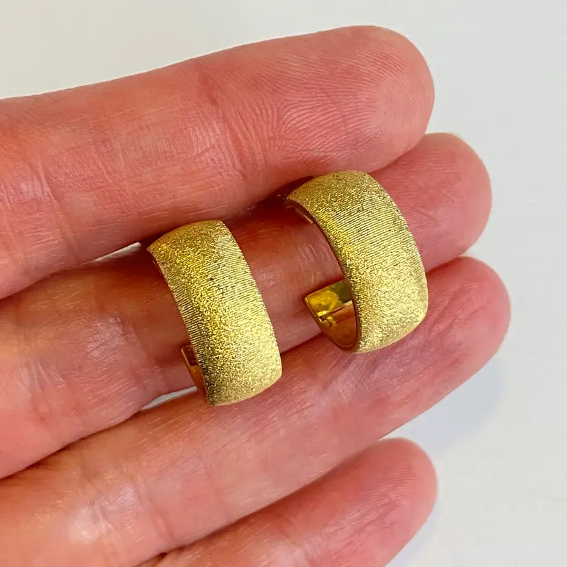 #02 Vintage Monet Gold Tone Hoop Earrings Textured Clip On Classic Style .6”