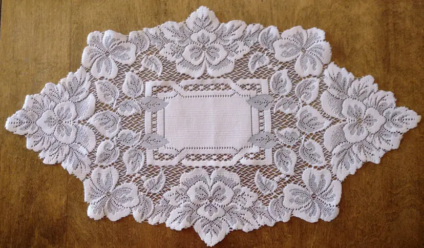Heritage lace doilie - 11.5 x 20 - white, 100% Polyester - 26CG08