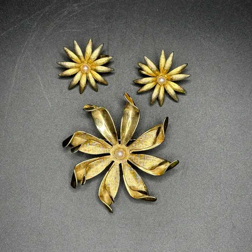 MCM Gold Tone Daisy Flower Clip Earring & Brooch Pin Set