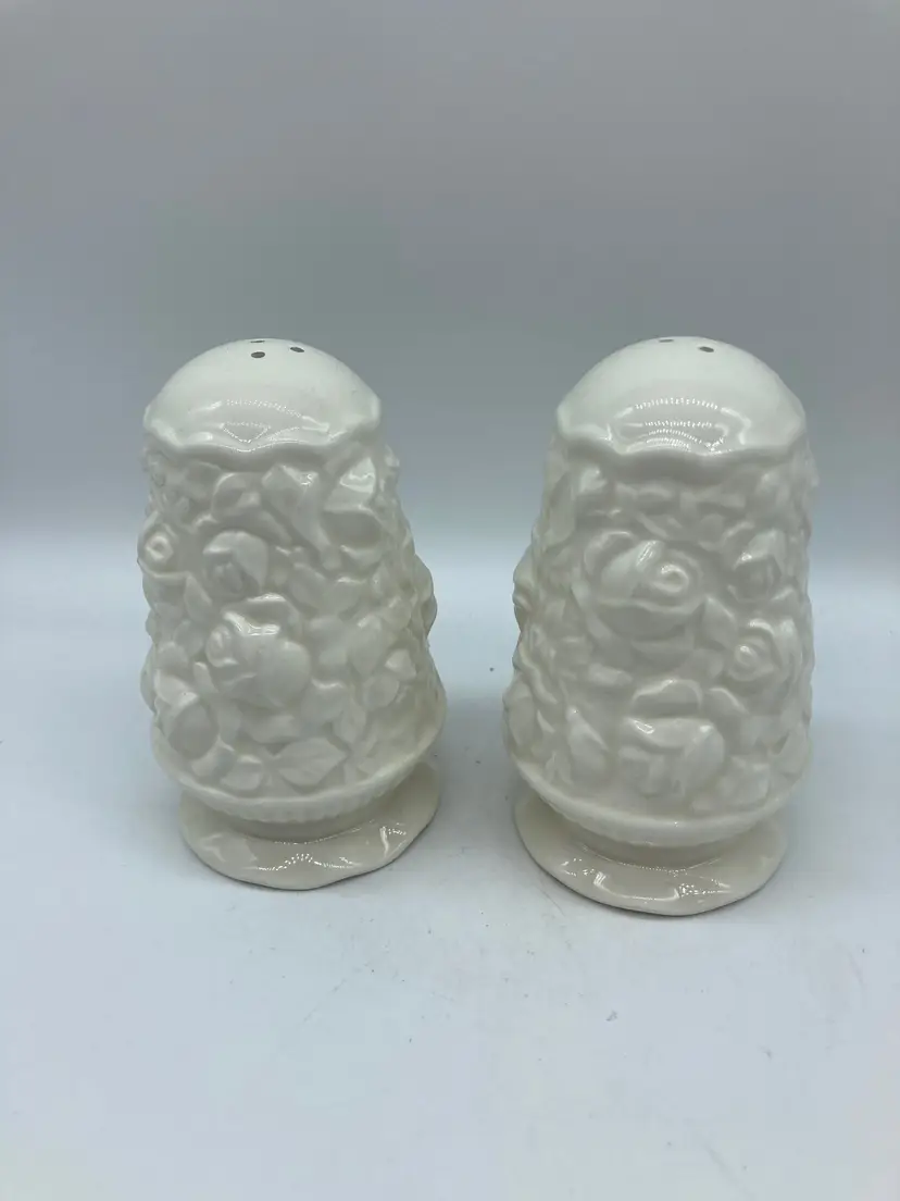 2004 Royal Albert OLD COUNTRY ROSES English Buffet Collection SALT & PEPPER SET