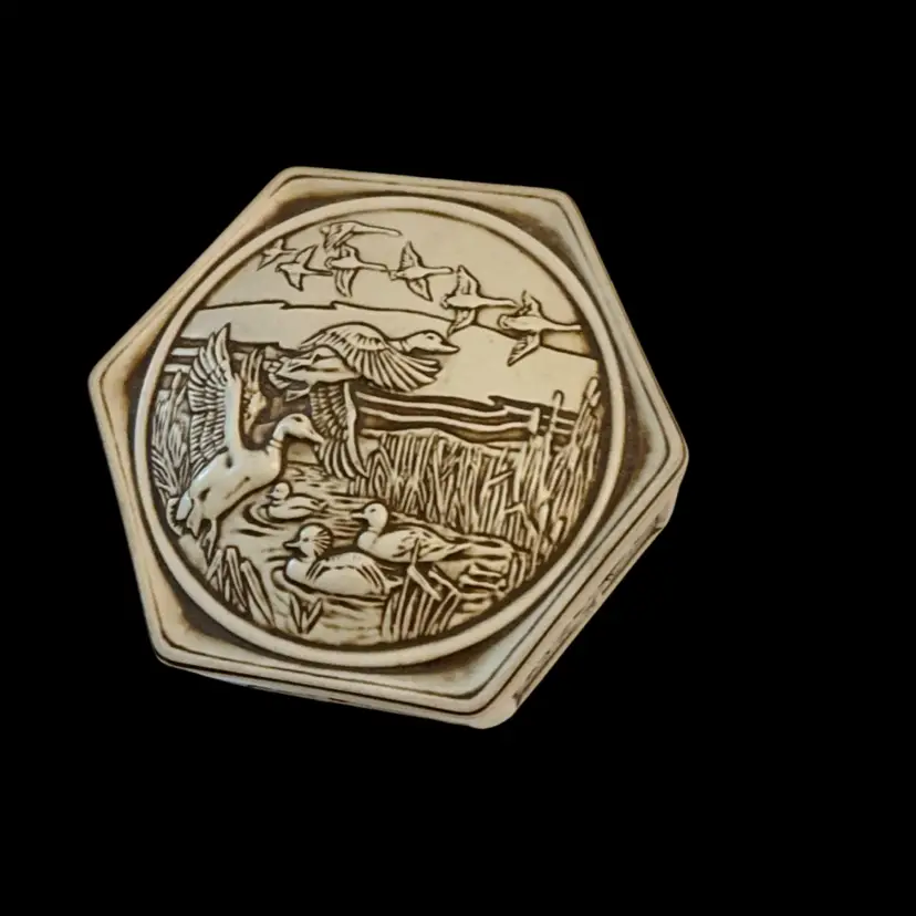 Vintage 1980 Avon “Birds In Flight”/Mallard Ducks Marsh Scene Trinket Box 2.25” x 6”