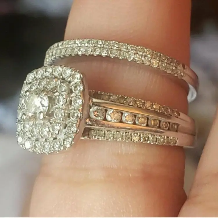 10k WG- 1 CT. T.W. Diamond Double Cushion Frame Bridal Set