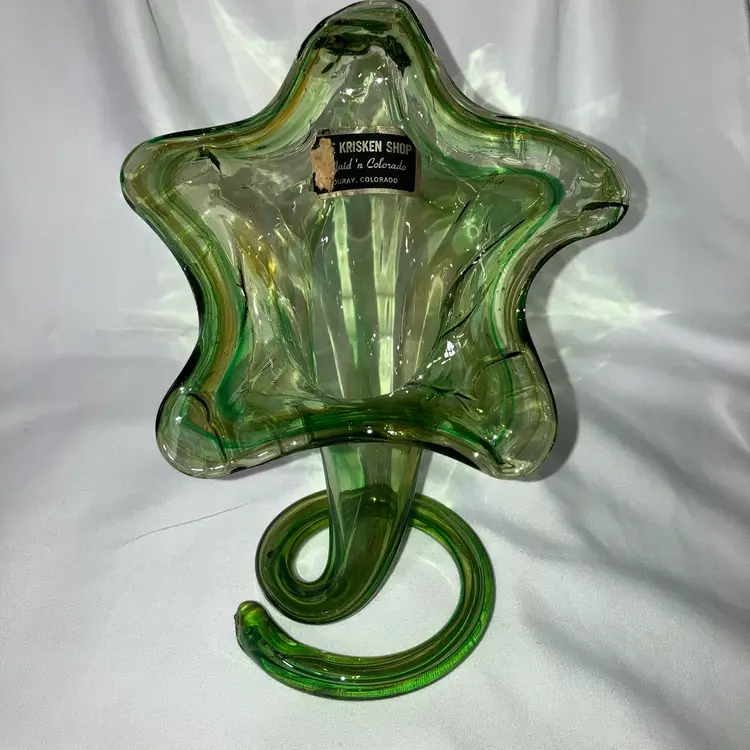 VTG Star Design Hand Blown Green Art Glass Vase With Spiral Coiled Base 7” Tall