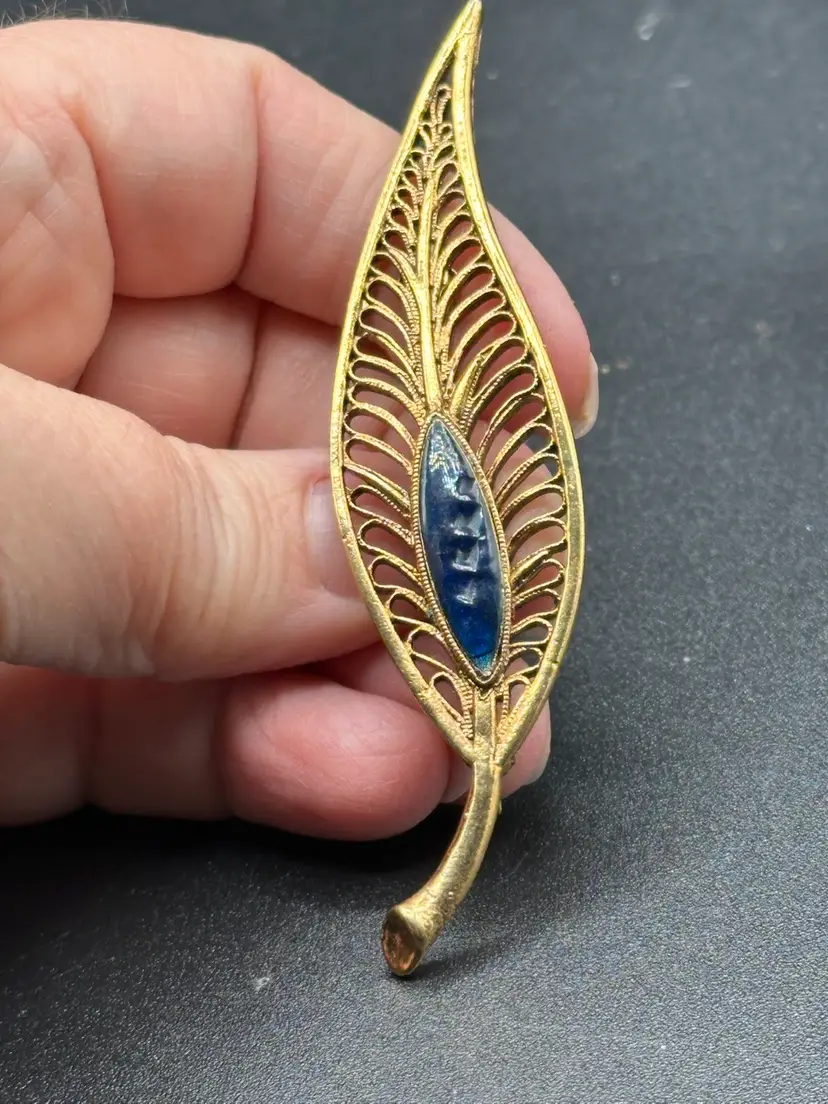 Vtg. stylized leaf pin; gold toned metal, Blue center.