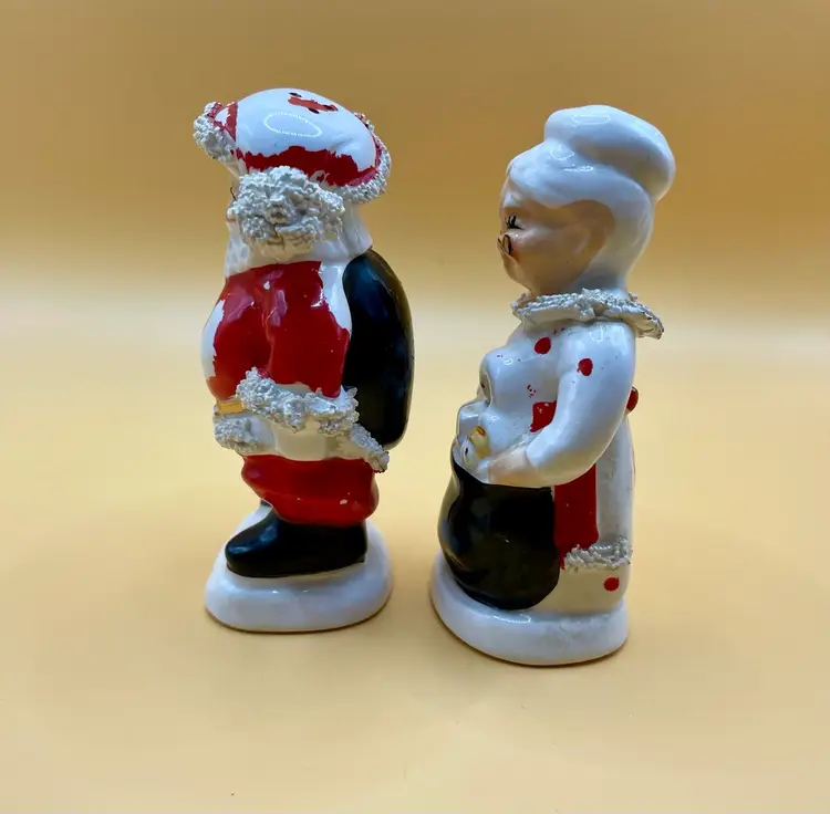 VTG Napco Santa & Mrs Claus Spaghetti Trim Salt & Pepper Shakers Japan 3.5”
