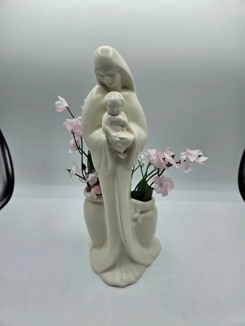 Haegar 11" Madonna & Child Planter, Fleabite chip