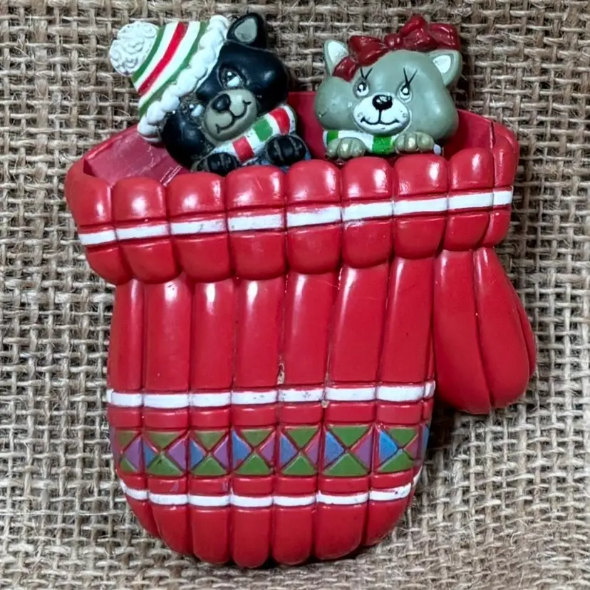 Vintage Giftco Little Kittens In Mitten Plastic Magnet Set Kitsch Cute Twee Fun