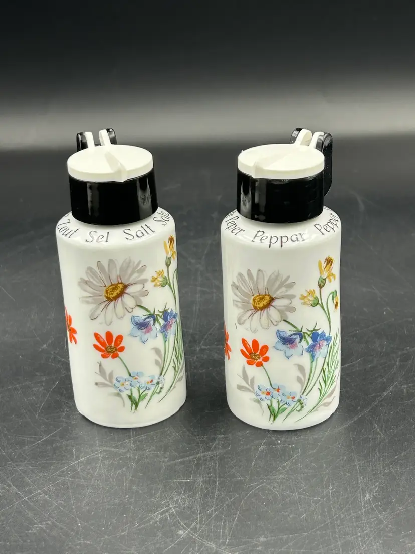 Gerold Porzellan porcelain salt and pepper shaker set floral pattern spring top lid, Bavaria, Germany