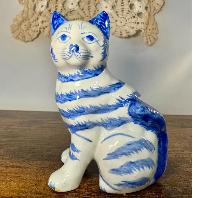 ๐ป 5โ Vintage Blue & White Cat Stafforshire Style Figurine. Made in Thailand