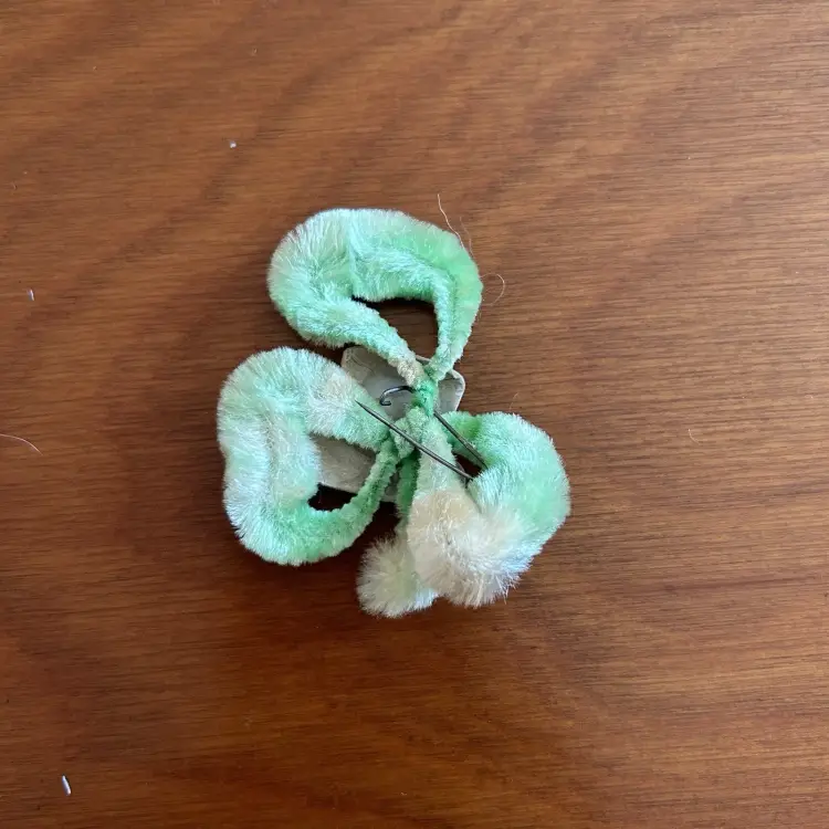 Vintage St. Patrick’s Day Lapel Pin Pipe Cleaner Shamrock W/ Cut Out Hat Japan