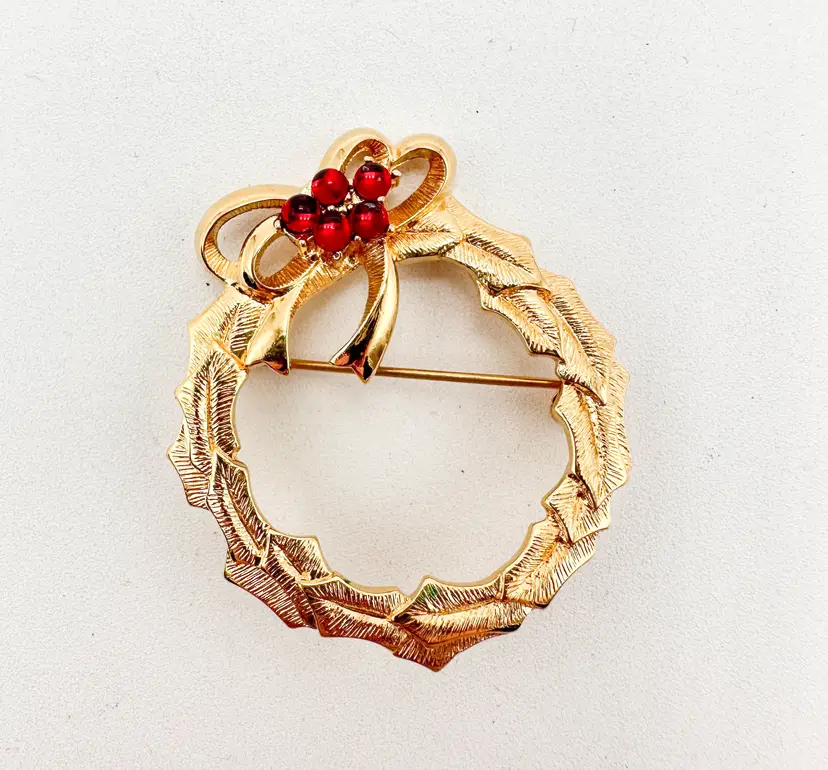 Monet Christmas Wreath Brooch Gold Tone Red Accent 1.5"D B25