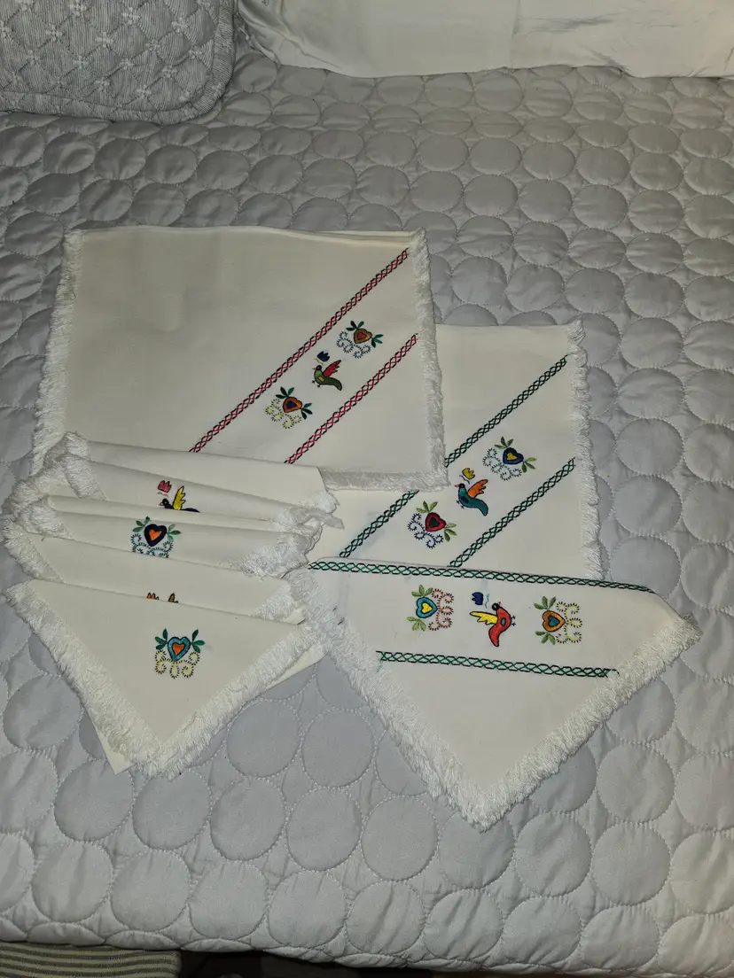 13 Piece Pennsylvania Dutch Runner, Placemats and Napkins