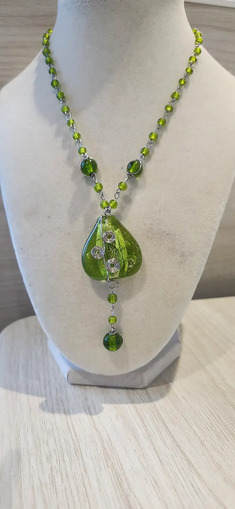 Vintage Green Glass Pendant Necklace 🍏