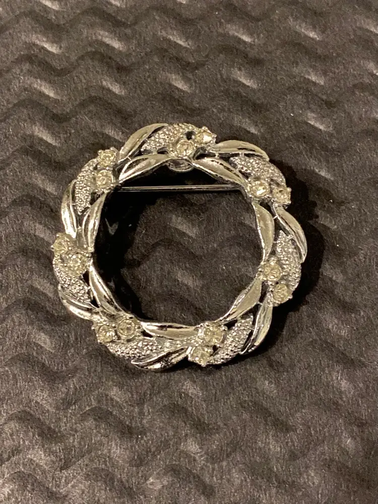 VINTAGE CHRISTMAS TREE BROOCH OR PIN (GERRY’S SILVER WREATH)