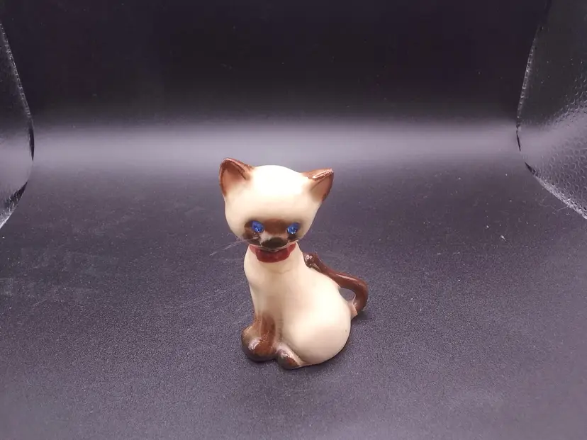 Single Seimese Cat Shaker Blue Rhinestone Eyes Read