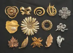 VINTAGE GOLD SILVER TONE COSTUME JEWELRY ESTATE LOT 14 BROOCHES 6 are SIGNED 3 TRIFARI 2 NAPIER 1 AAi