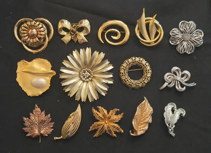 14 VINTAGE GOLD SILVER TONE COSTUME JEWELRY ESTATE BROOCH LOT 6 are SIGNED 3 TRIFARI 2 NAPIER 1 AAi