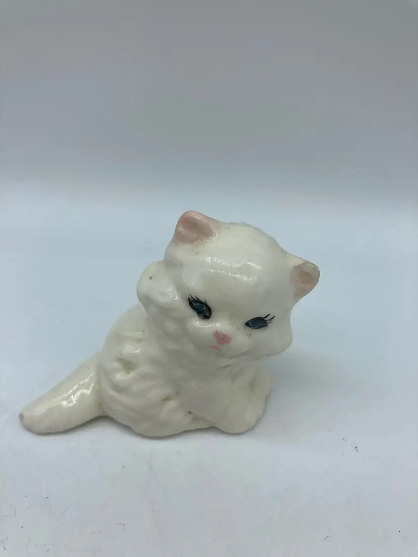 Vintage White Kitty Cat Blue Eyes Figurines Small F75