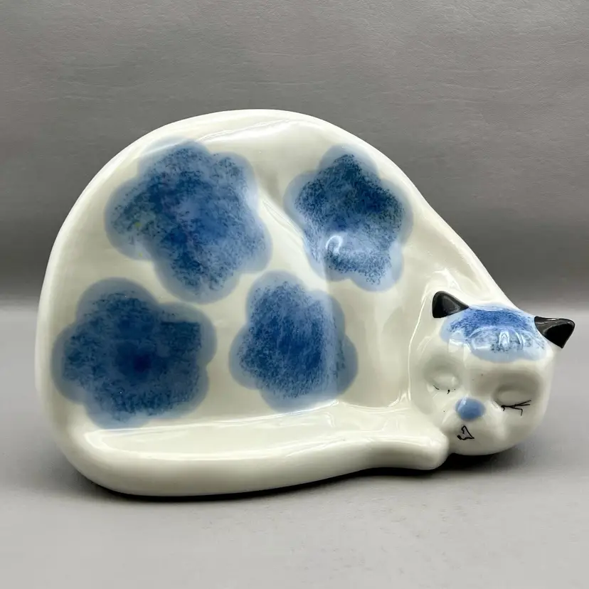 Vintage Sleeping Cat 8"X5" Ceramic Figurine White Blue Flowers Flambro Taiwan Countryside Collection