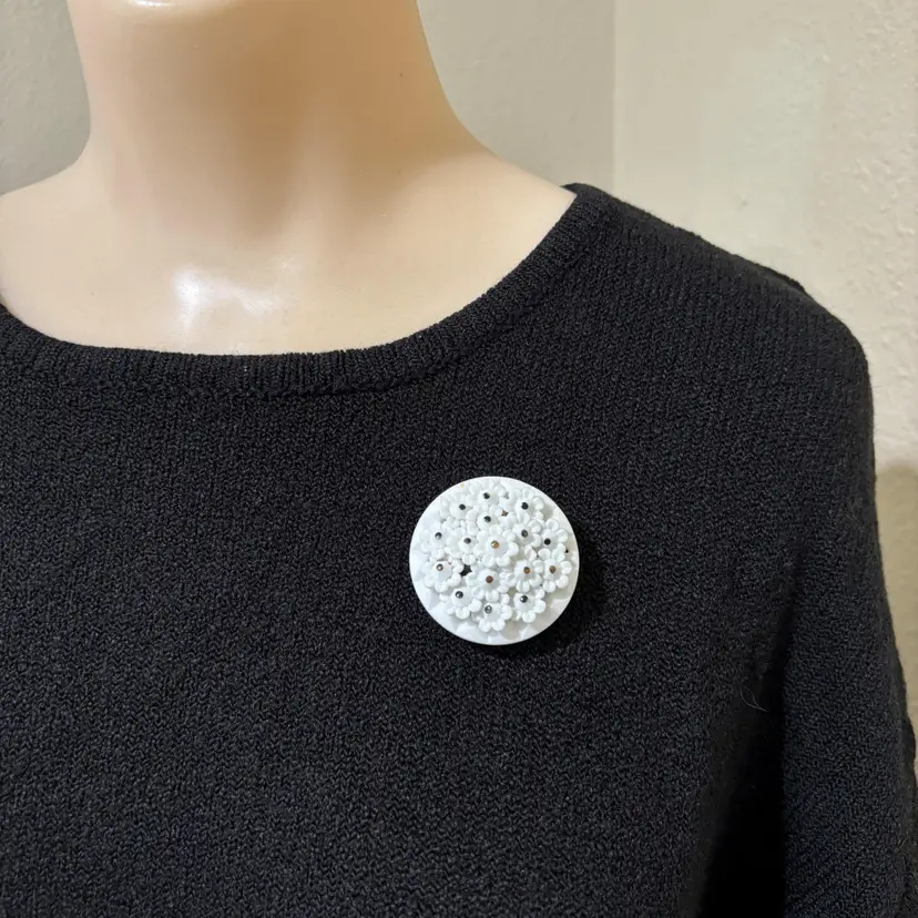 Plastic Tiny Daisy Cluster Brooch Pin Circle 1950s Mid Century Vintage