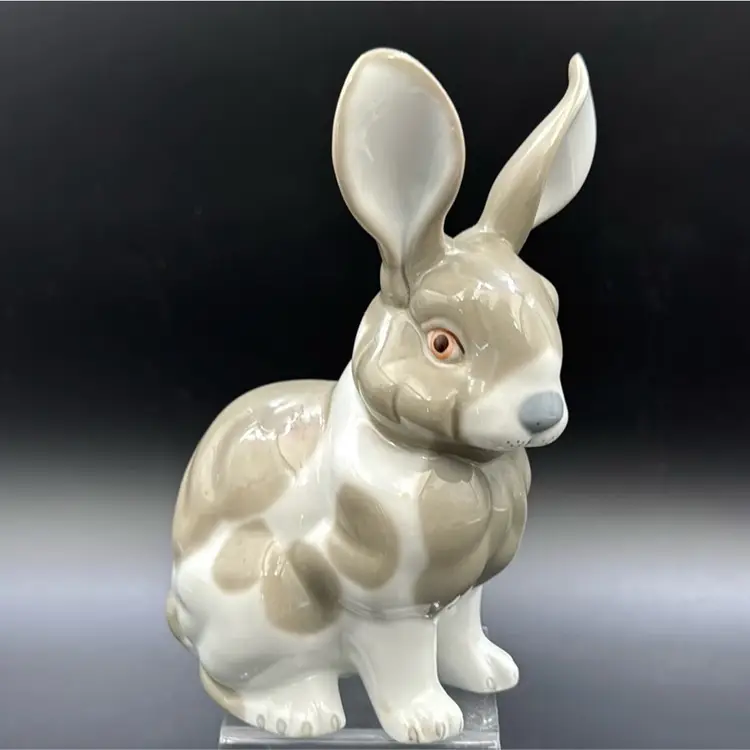 #02 Cuernavaca Mexico rabbit figurine has makers mark