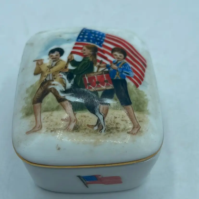 Vintage Royal Yarmouth Yankee Doodle porcelain trinket box. Musical
