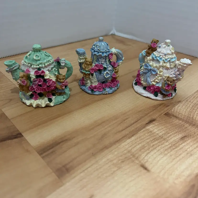 Lot Of 3 Bears On A Teapot