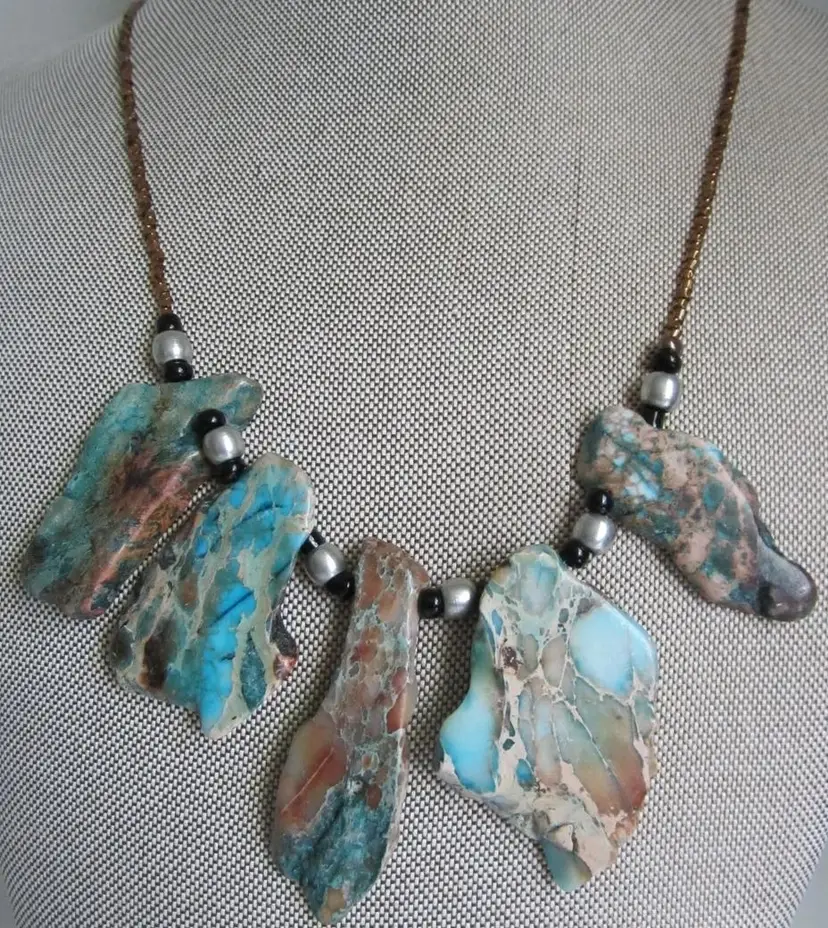 84. Vintage Southwestern Polished Turquoise Jasper Pendant Beaded Necklace