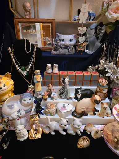 Cat and mouse show with buttons and linens