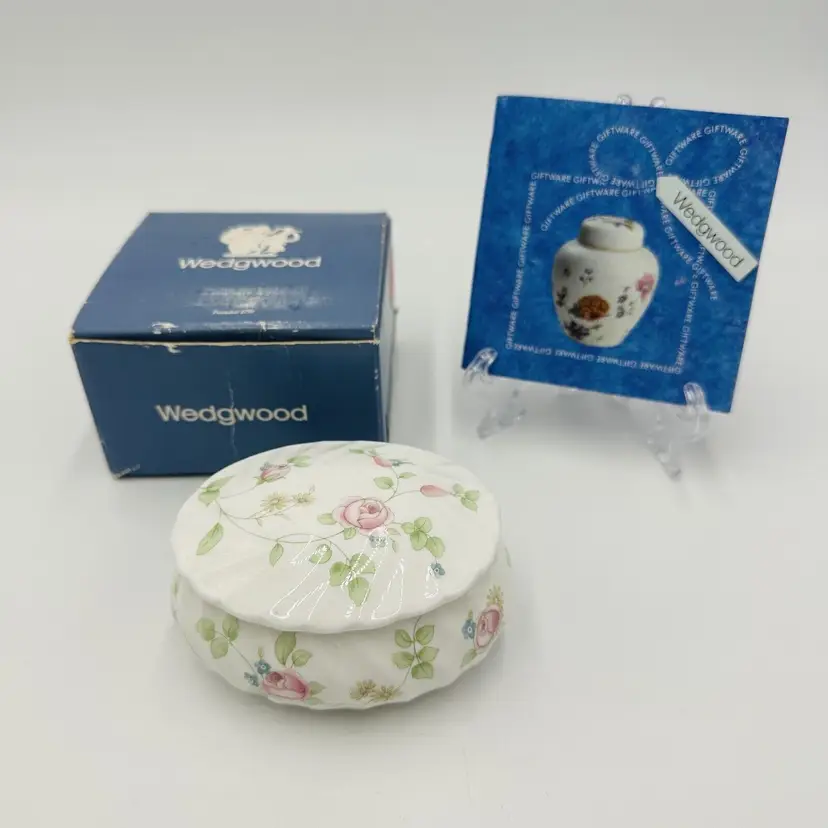 Wedgwood Rosehip 4in Trinket Ring Box Vanity Bone China Floral England Vintage 