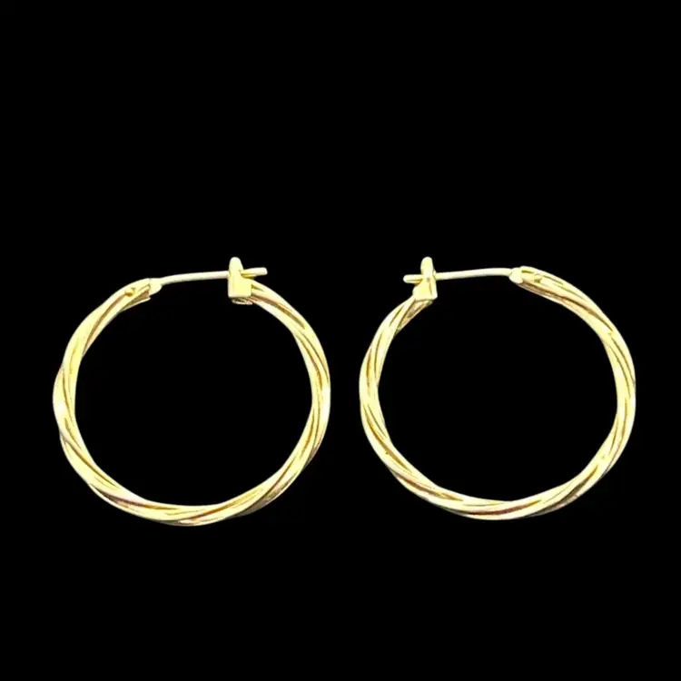 14K Yellow Gold Twisted Hoop Earrings – Classic Lightweight Everyday Style
Inv L15