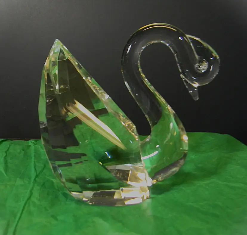 Art Glass Graceful Swan Figurine/ Paperweight
