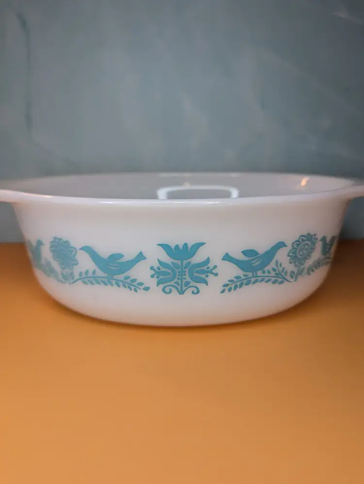 1959 Pyrex Bluebird Promotional 043 casserole with lid and cradle
