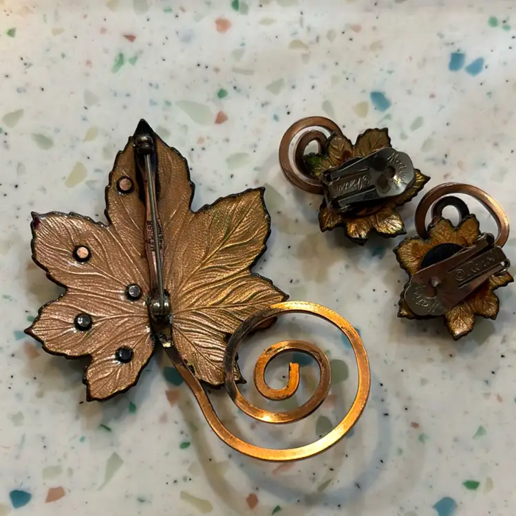 This is a vintage 1950s Matisse Renoir green enamel on copper maple leaf brooch and matching clip-on earrings set.