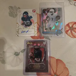 Lot of 13 College football cards. 1 auto, 2 #'d, +. Letter Q R