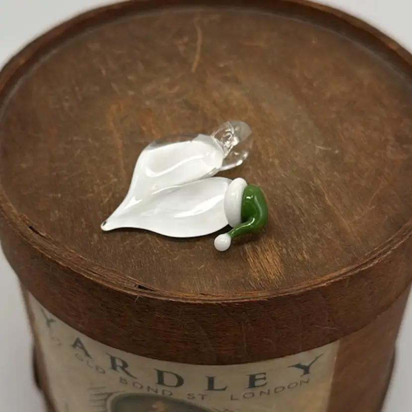 J. Bloemer Handmade USA Art Glass Green Santa Hat On Heart - White Back Clear Cased Top - 1.75”