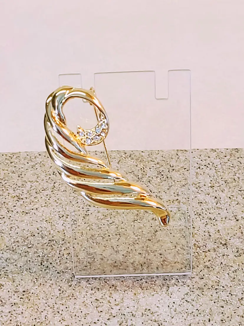 MCM GOLD TONE RHINESTONE BROOCH PIN (1950s)