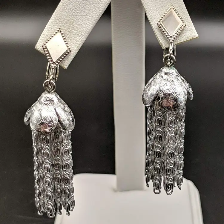 Vintage Sarah Coventry Silver Tone Drop Dangle Chain Tassle Clip On Earrings