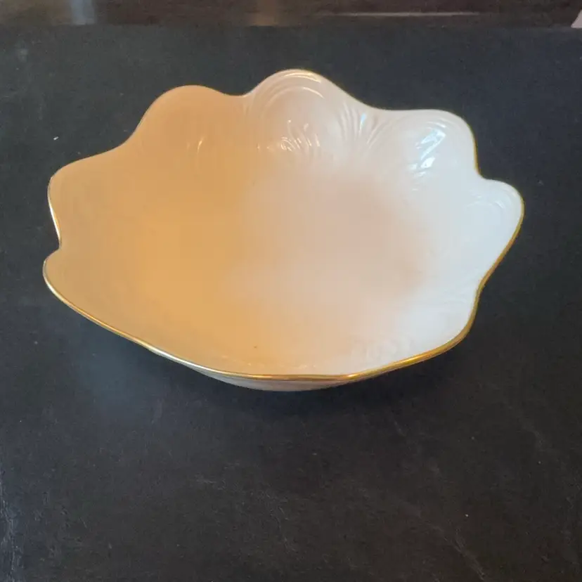 004. Saybrooke Collection Gold
by LENOX