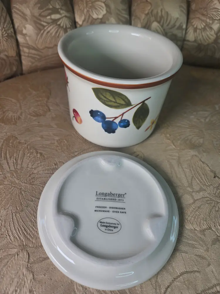 Longaberger Pottery Berry 1 Pint Crock with a lid