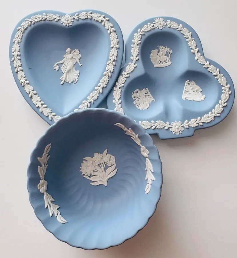 Vintage WEDGWOOD Trinket Dishes - Set Of 3
Traditional White On Blue Jasperware