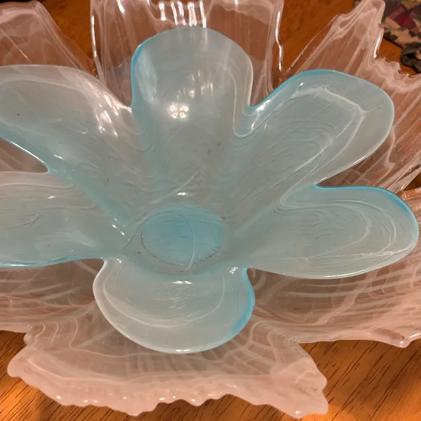 Franco Centerpiece White Swirl Plus Bonus Blue 8” Flower Bowl